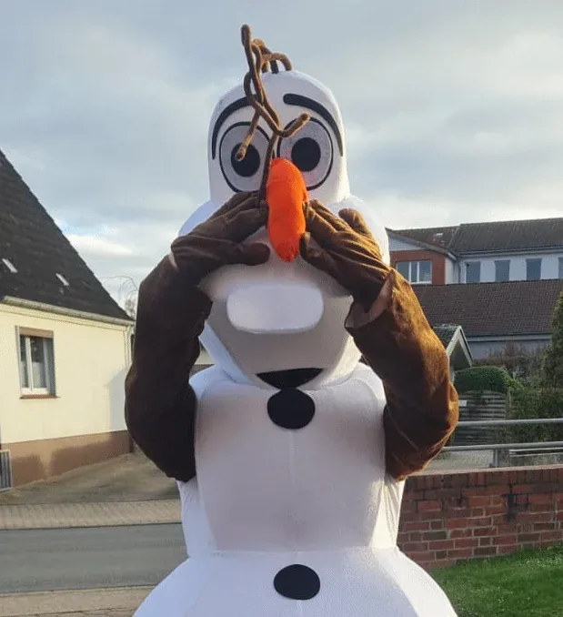 Olaf Schneemann Charakter aus Die Eiskönigin als Walk-Act für Kindergeburtstage und Winterfeste in Norddeutschland. Magisches Frozen-Erlebnis für kleine Fans.
