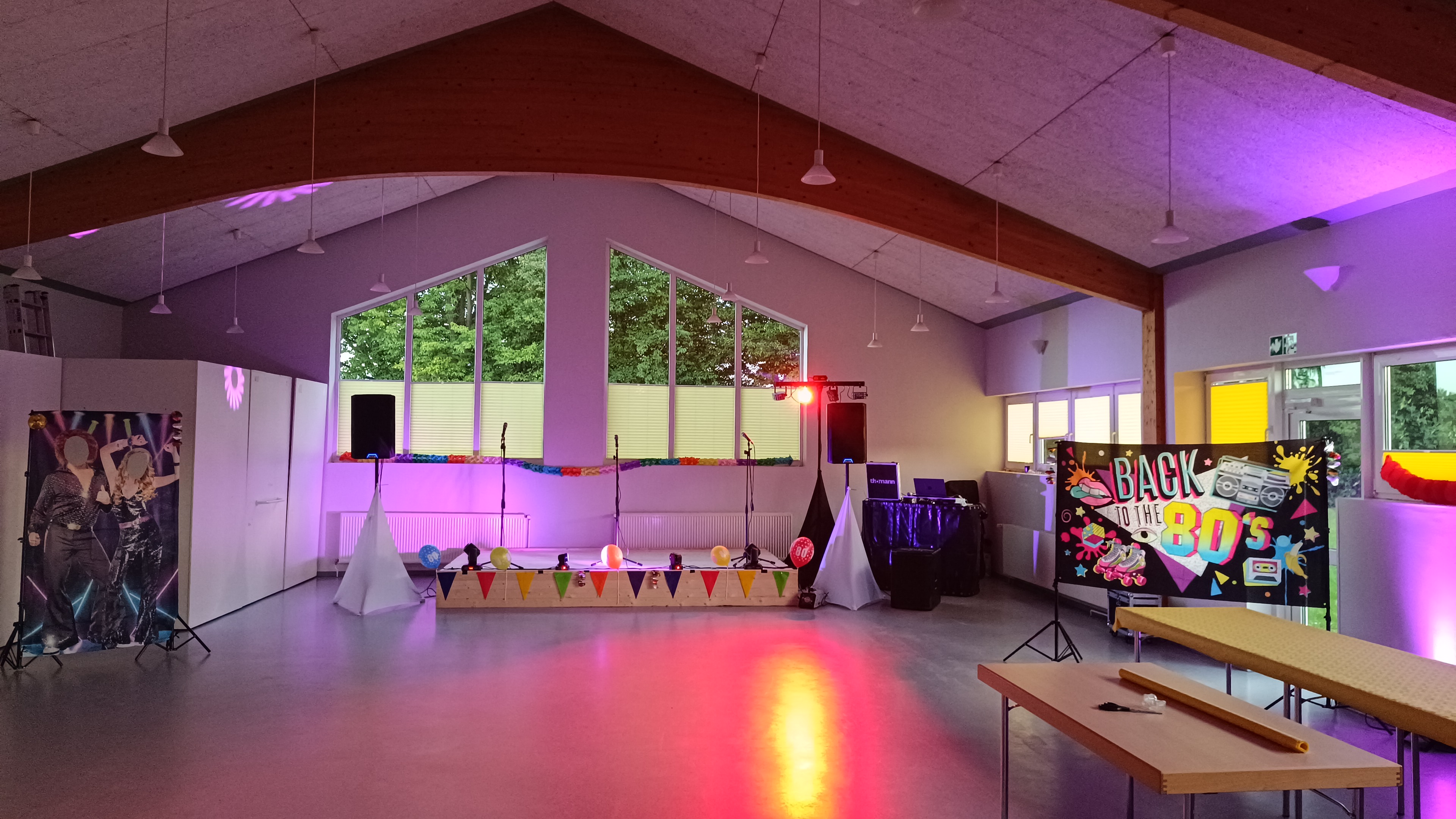 DJ-Setup mit Pult und Licht von DJ Hanseatic